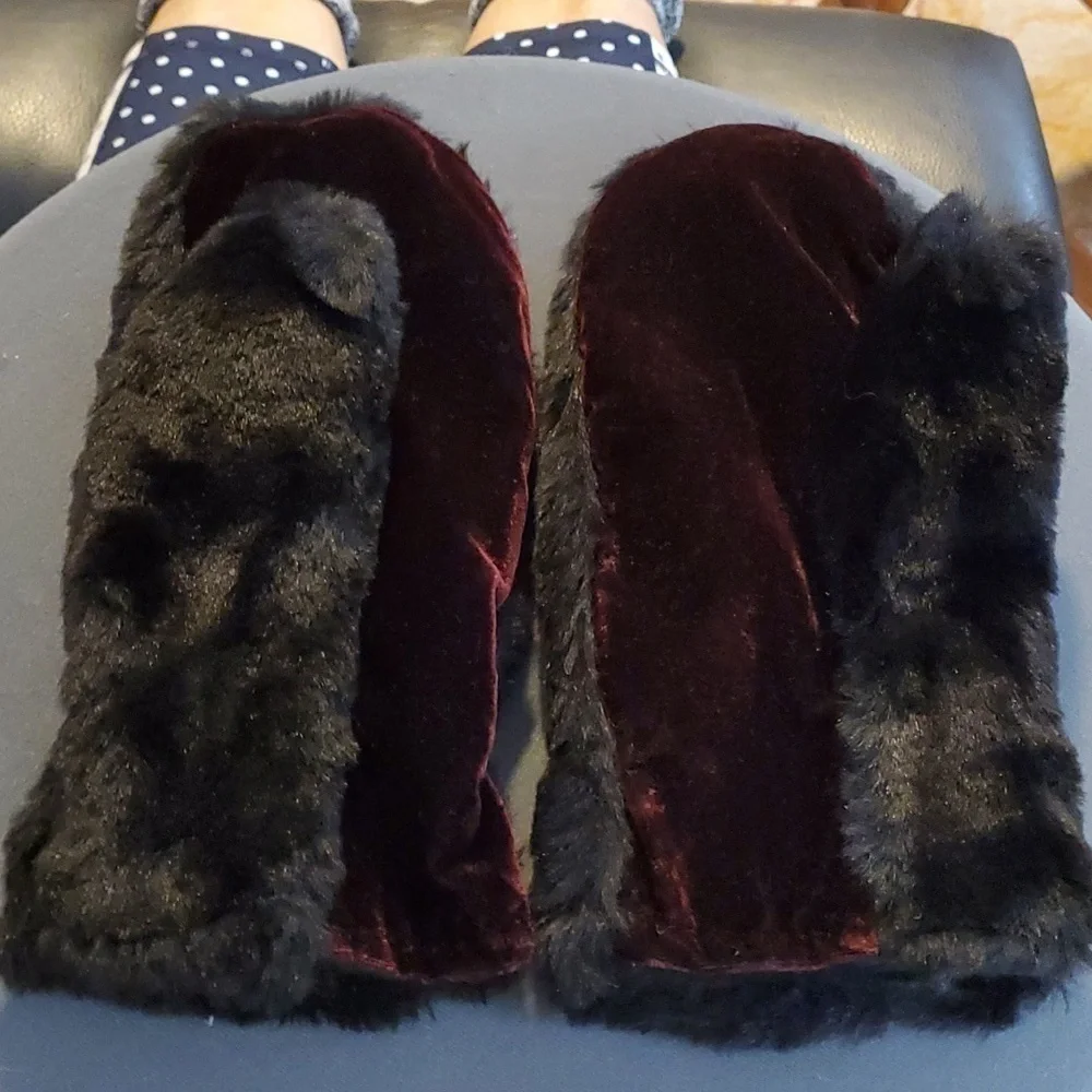 Faux fut mittens. Cozy and‎ soft. Completely lined. Very good used condition.